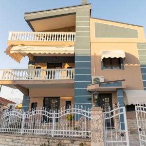 a house with a balcony and a fence at HOMER in Áyios Athanásios