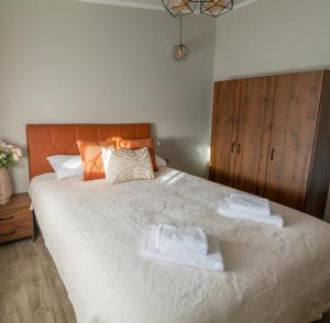 A bed or beds in a room at HOMER
