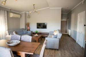 A television and/or entertainment centre at HOMER