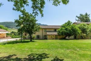 een uitzicht op een huis met een tuin bij Abadia Farneto in Gubbio