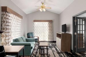- un salon avec un canapé et une télévision dans l'établissement La Quinta Inn by Wyndham Temple, à Temple
