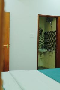 Habitación con baño con lavabo y espejo. en Come to the Sea homestay Phú Yên, en Tuy Hoa