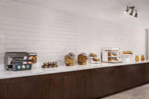 天普的住宿－坦普爾拉金塔旅館，面包柜台提供各种糕点
