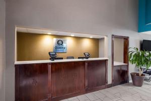 a lobby with a reception desk in a hospital at Quality Inn Thomasville-Northpark in Thomasville +29 photos