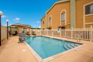 a swimming pool in front of a building at Quality Inn Thomasville-Northpark in Thomasville