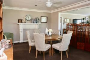 ein Esszimmer mit Tisch und Stühlen in der Unterkunft Dragonflycottagebnb in Grovetown