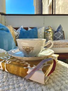 una taza y un platillo en un plato en una cama en Lagoon Secret Venice en Venecia