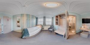 een slaapkamer met een bed en een bureau in een kamer bij Hotel zur Post - Economy Rooms in Garrel