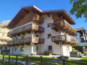 een gebouw met houten balkons erop bij Appartamento TEMELIN in Bormio