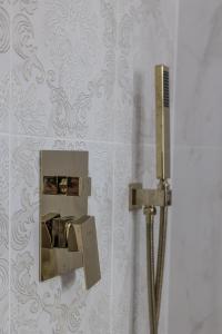 espejo en la pared con secador de pelo en Hotel Vila Central Boutique Satu Mare, en Satu Mare