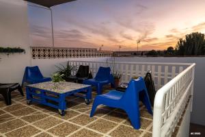 d'une terrasse avec des chaises et des tables bleues sur un balcon. dans l'établissement Casa Sagrario, à Santa María de los Llanos