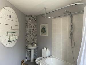 グラストンベリーにあるBrady’s Glastonbury beautiful pad great location!のバスルーム(洗面台、トイレ、シャワー付)