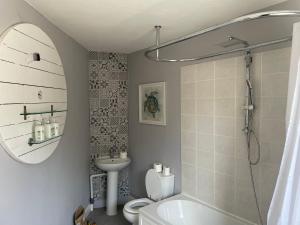 une salle de bain avec un lavabo, des toilettes et une douche dans l'établissement Brady’s Glastonbury beautiful pad great location!, à Glastonbury
