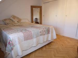 a bedroom with a bed and a wooden floor at Apartamento en el Mercado de San Miguel in Madrid