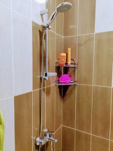 y baño con ducha con cabezal de ducha. en Full Apartment in Central Al Ain (All Amenities) en Al Ain