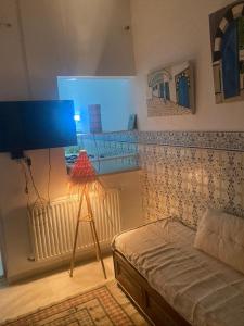 1 dormitorio con 1 cama y 1 lámpara en una habitación en Studio Marsa, en La Marsa