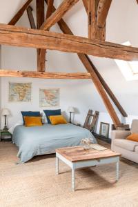 a bedroom with a bed and a coffee table at Maison Séraphine - Guest house - Bed and Breakfast in Laon