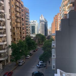 vistas a una calle de la ciudad con coches aparcados en Torre Reggia II en Córdoba