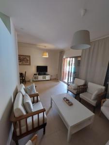 un soggiorno con divano e tavolo di Ground floor apartment by circular pool in Talabay (sweet coffee apartment) ad Aqaba