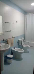 baño con 2 aseos y lavamanos en Apartamento14 Ruidera AguaPlacer, en Ruidera