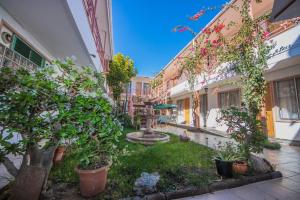 Taman di luar Hotel Montecarlo