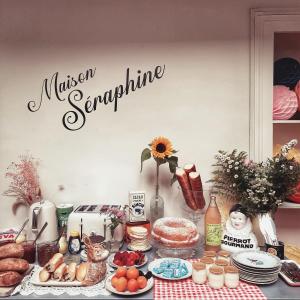 a table with food and a sign that reads missionennaenna at Maison Séraphine - Guest house - Bed and Breakfast in Laon