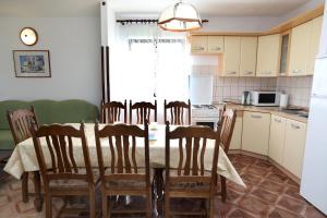 Kuchyň nebo kuchyňský kout v ubytování Apartman Karaga