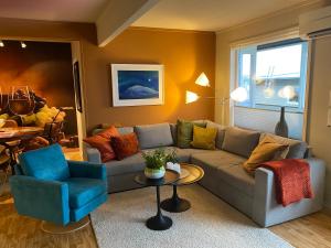un soggiorno con divano e 2 sedie di Polar Arctic View - Free Parking! a Tromsø