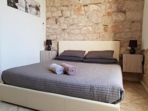 1 dormitorio con 1 cama con 2 almohadas en Camera ideale tra mare e montagna en Baunei