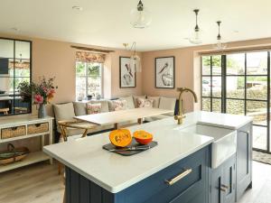 uma cozinha com uma ilha com laranjas em Grove Cottage em Salperton