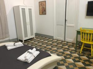 a room with a toilet and a table with towels at Le stanze di Regina Margherita in Palermo