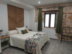 Tempat tidur dalam kamar di Apartamentos Turísticos El AOVE