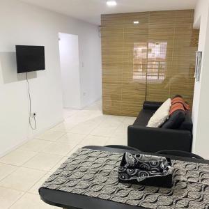 sala de estar con sofá y TV en Rondeau 585, Nueva Cordoba en Córdoba