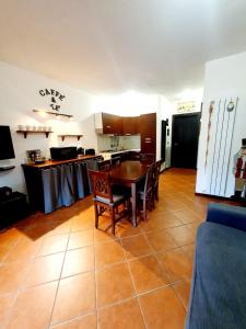 Ateleta的住宿－La Casetta di Margi，厨房以及带桌椅的用餐室。