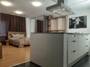 una camera con cucina e un soggiorno con divano di Free Airport Transport Inn a Riga