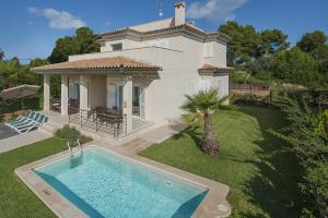 una casa con piscina en el patio en Villa Marisa II, en Alcudia