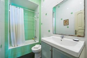 bagno con lavandino, servizi igienici e specchio di Renovated Spacious Baixa Apartment, By TimeCooler a Lisbona
