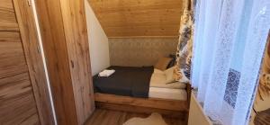 Postel nebo postele na pokoji v ubytování Domek na wzgórzu