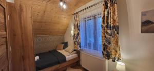 維斯瓦的住宿－Domek na wzgórzu，一间小卧室,配有床和窗户