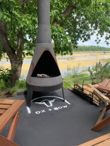 un horno de pizza sentado sobre una mesa en The Ox + Bow, en Portage La Prairie