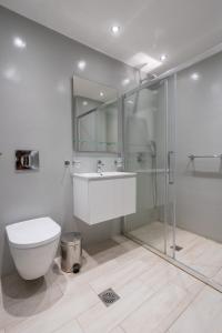 y baño con aseo, lavabo y ducha. en Alpha Studios (Adults Only) en Naxos