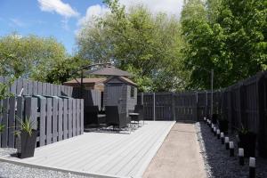 een achtertuin met een houten hek en een tuinhuisje bij VIP@TheMeadows in Portadown