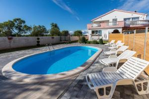 Galovac的住宿－Holiday Home Maroko, with private pool，一座房子旁带躺椅的游泳池
