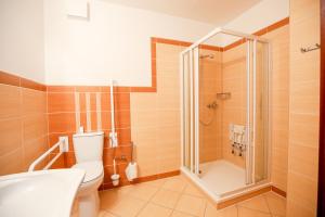 un bagno con doccia, WC e lavandino di Hotel Barborka a Přední Výtoň Altre 37 foto