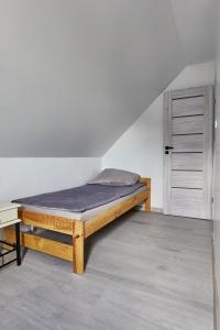 ein Schlafzimmer mit einem Bett und einem Schrank in der Unterkunft Zatoka Perska - dom GREK nad jeziorem Tarnobrzeskim in Tarnobrzeg