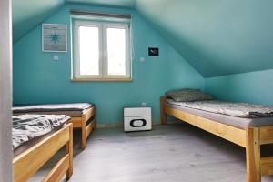 Cette chambre comprend 2 lits superposés et une fenêtre. dans l'établissement Zatoka Perska - dom GREK nad jeziorem Tarnobrzeskim, à Tarnobrzeg