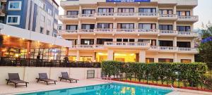 un hotel con piscina frente a un edificio en Hotel Dewa Retreat- A Himalayan Boutique Hotel, en Rishīkesh