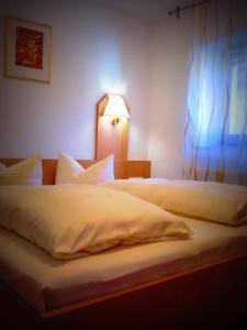 Letto o letti in una camera di Hotel & Gästehaus Krone