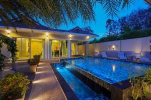 uma piscina numa villa à noite em 3 Bedroom Platinum Pool Villa Smooth as Silk em Ban Khlong Haeng