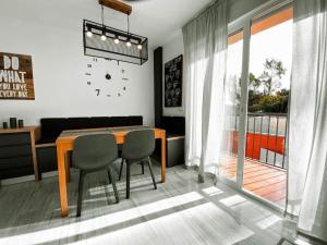 una sala da pranzo con tavolo e 2 sedie di Apartamento HARMONY en el centro de Fuengirola a Fuengirola